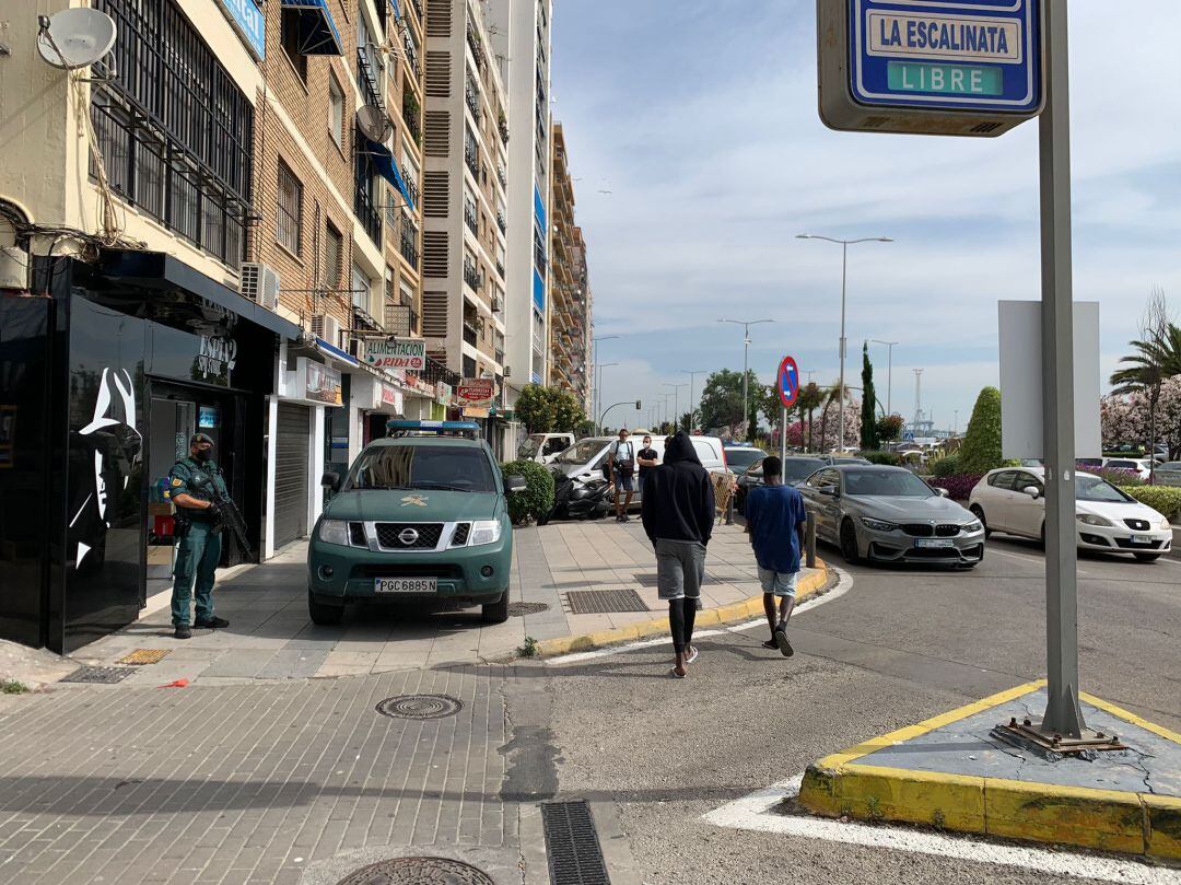 Agentes custodian una tienda del Paseo Marítimo.