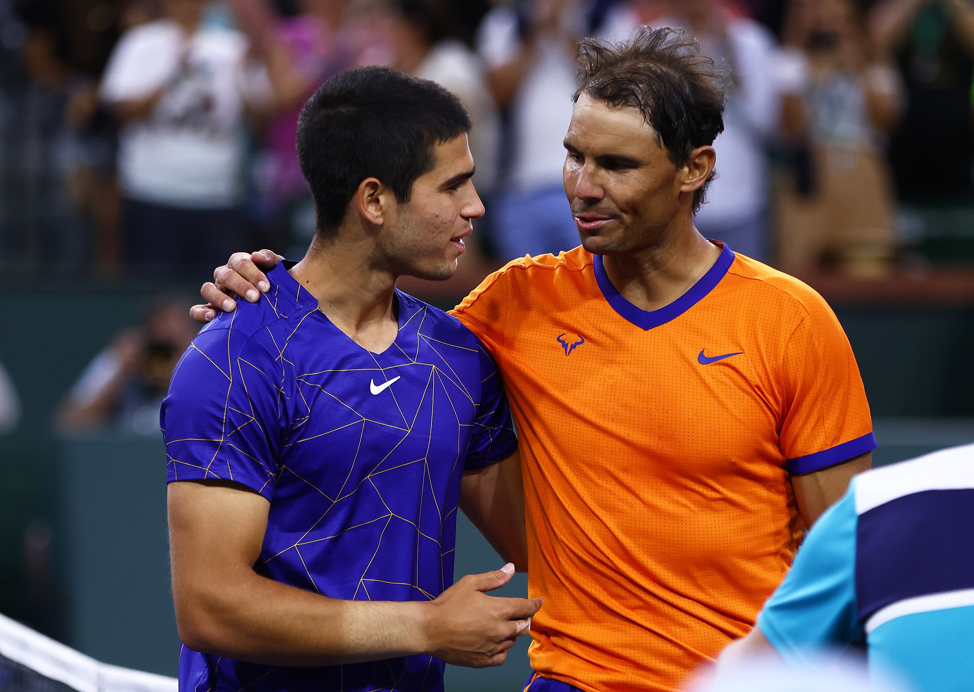 Rafael Nadal y Carlos Alcaraz se saludan tras un partido