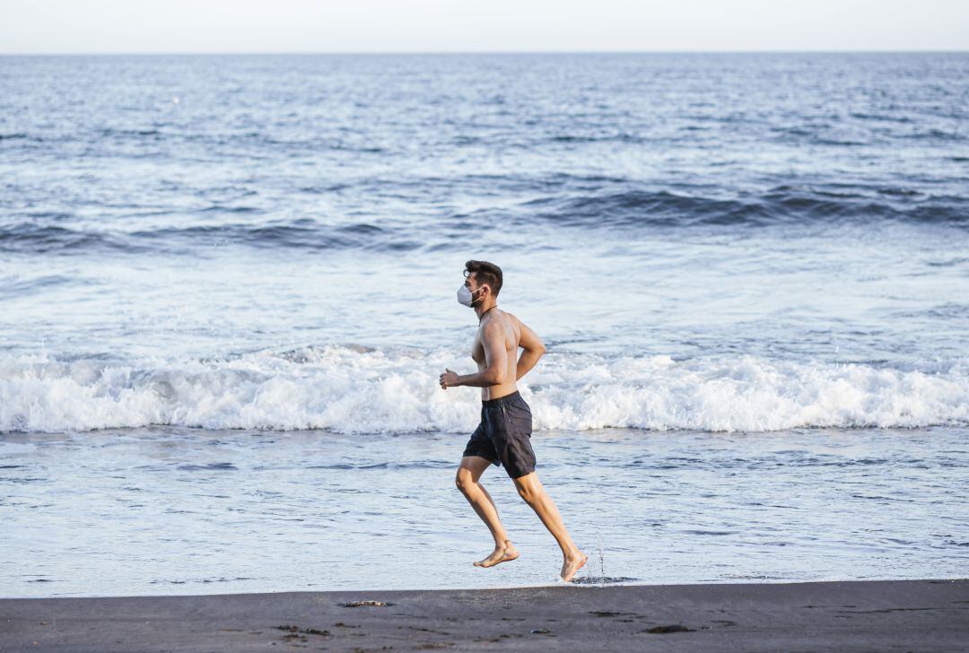 A partir del lunes 1 de febrero, el uso de mascarilla será obligatorio también en las playas y para hacer deporte