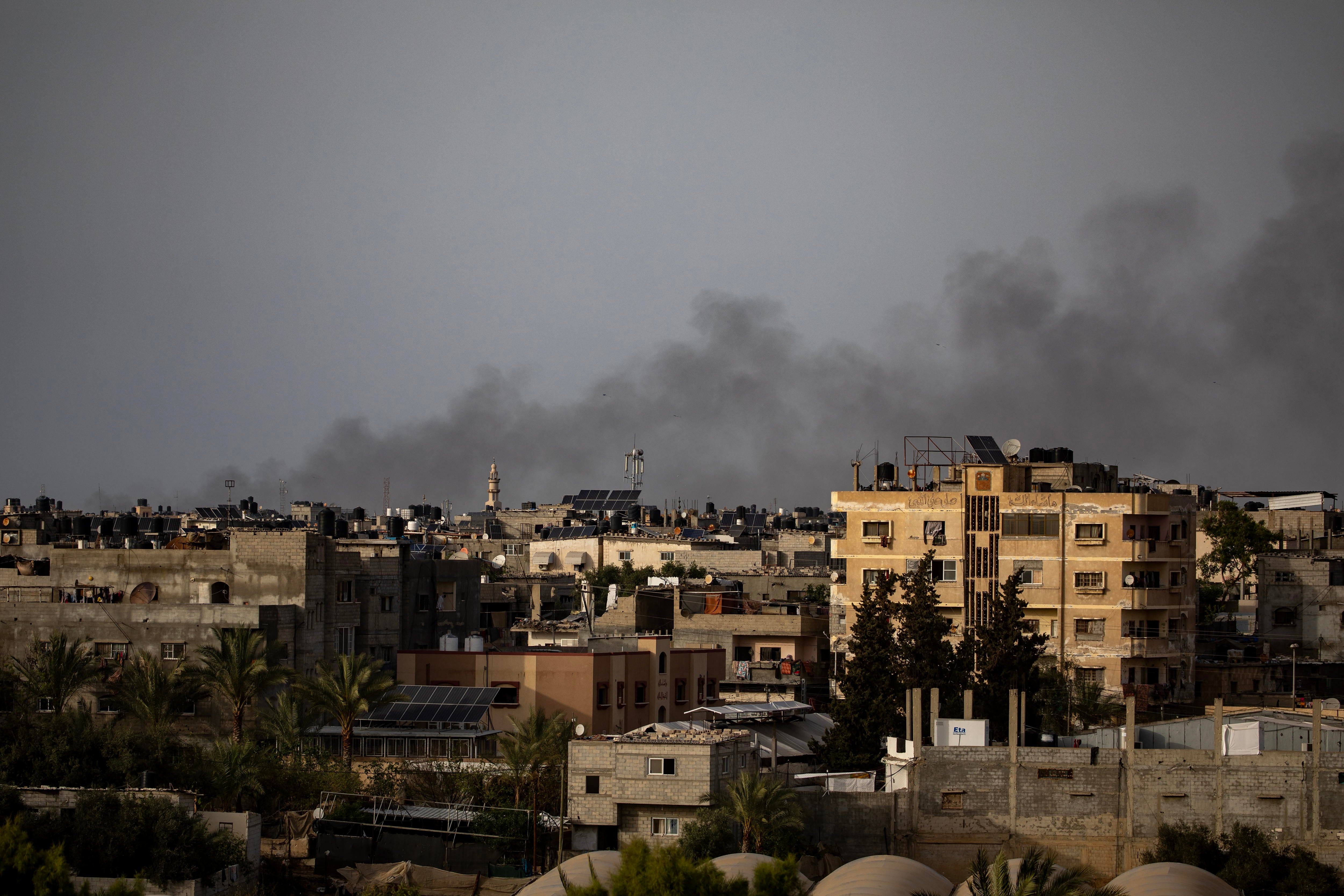 El humo se eleva desde el campo de refugiados de Rafah, en Rafah, sur de la Franja de Gaza