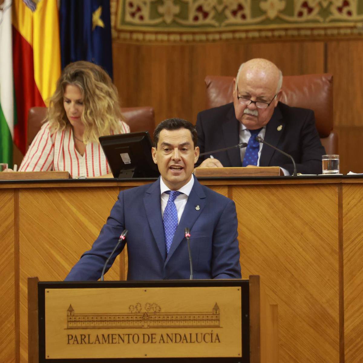 El presidente de la Junta de Andalucía Juanma Moreno Bonilla, gran seguidor del Málaga y Unicaja
