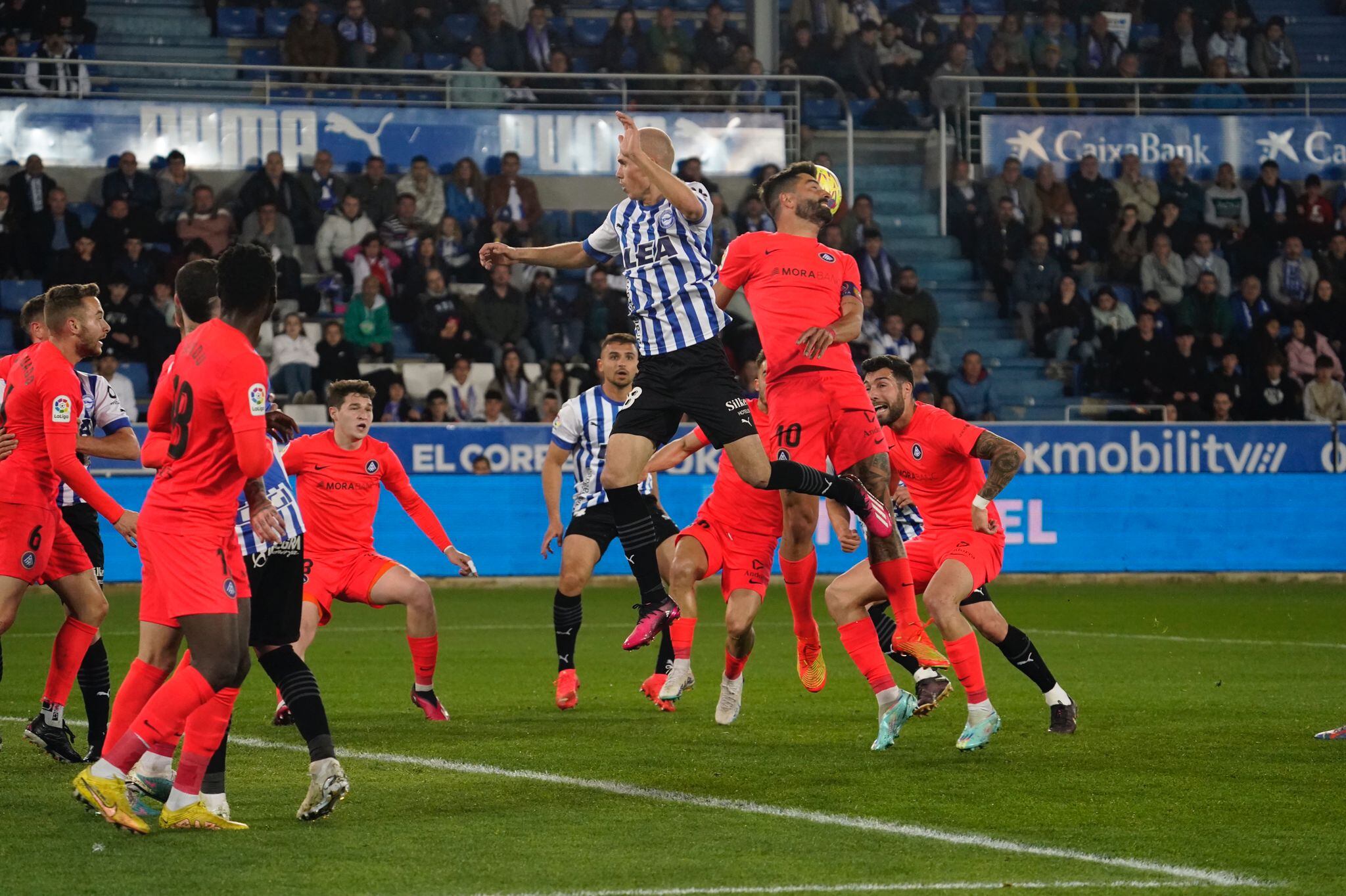 Un instant del partit d'avui entre l'Alabès i el FC Andorra.