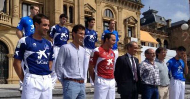 Pelotaris y autoridades posan en la presentación del Torneo Ciudad de San Sebastián