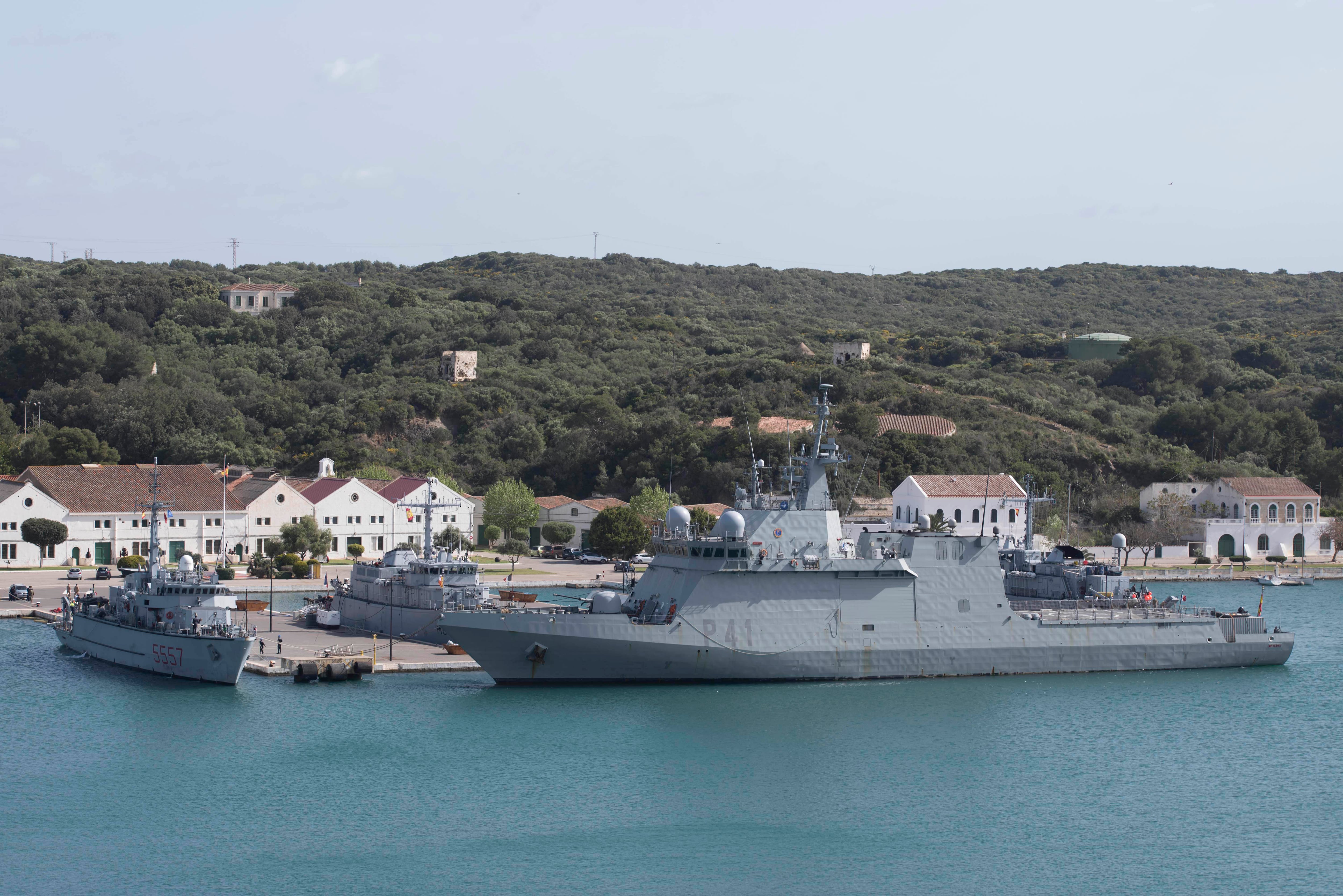 Maó ha rebut els darrers dies la visita de diferents vaixells de l'Armada