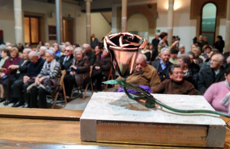 El obsequio que se ha entregado a las parejas que han cumplido más de 55 años de matrimonio el día de San Valentín