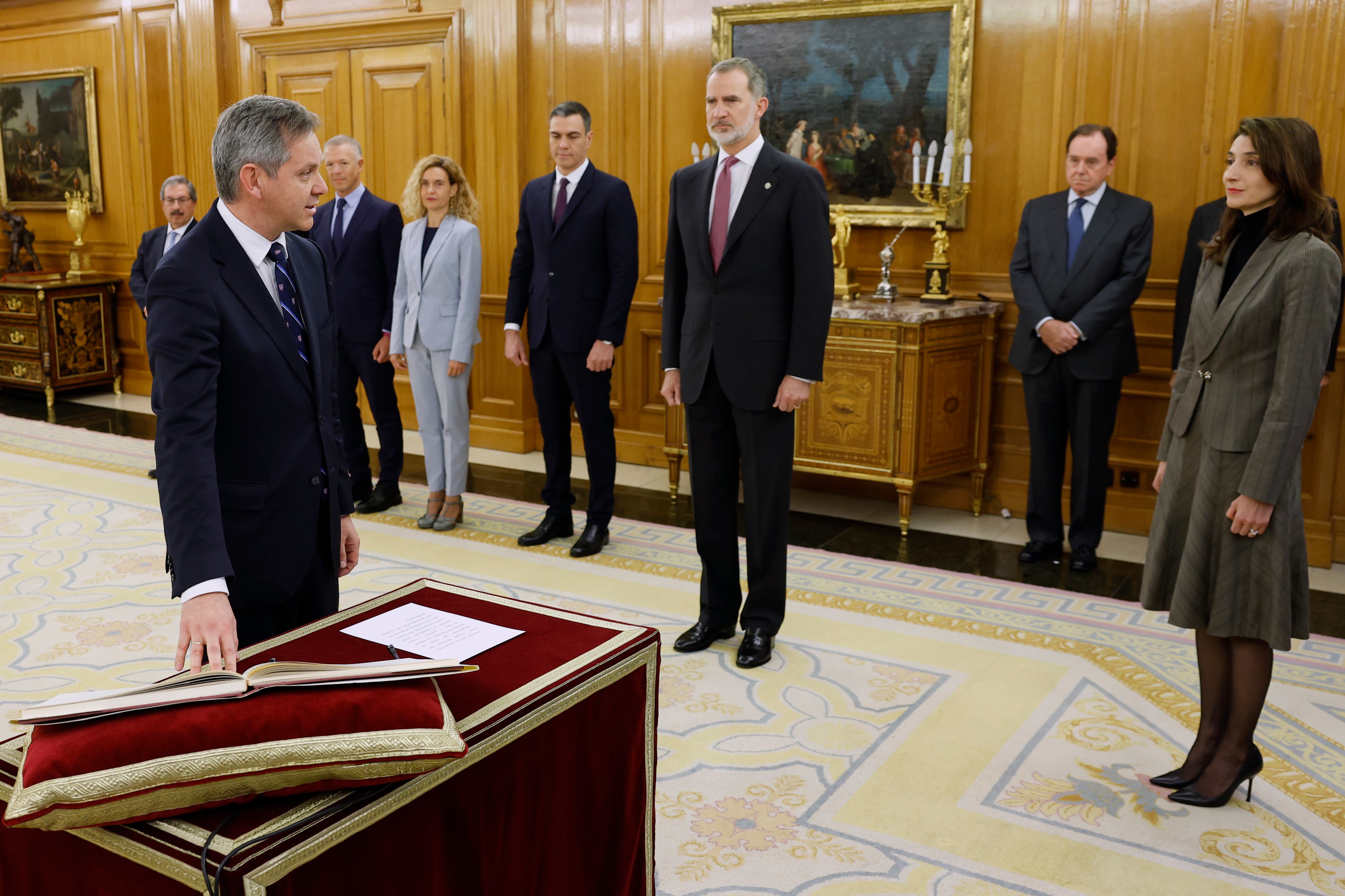 El nuevo ministro de  Sanidad, Consumo y Bienestar, José Manuel Miñones (2i), promete su cargo ante el rey 