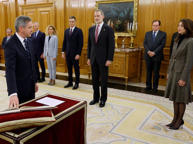 El nuevo ministro de Sanidad, Consumo y Bienestar, José Manuel Miñones (2i), promete su cargo ante el rey