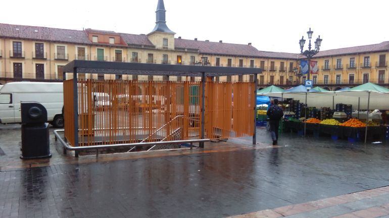 Imagen de la polémica marquesina instalada en la salida del aparcamiento de la Plaza Mayor.