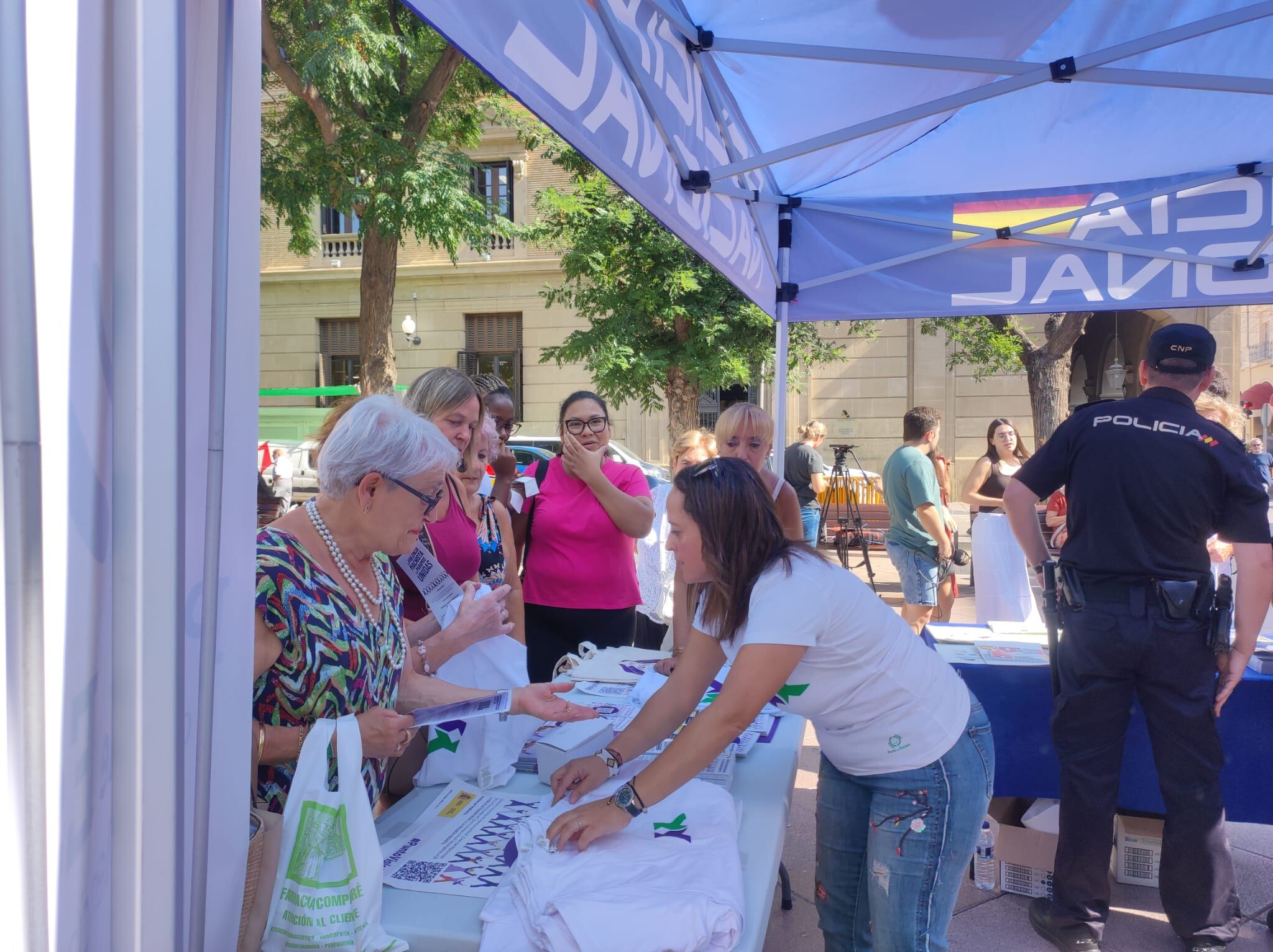 La Unidad de Violencia Sobre la Mujer de la Subdelegación del Gobierno en Huesca ha habilitado una mesa informativa en la plaza de Navarra. 