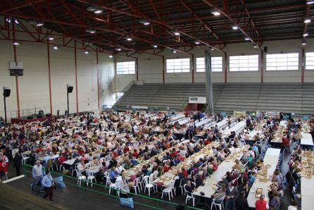 Centenares de personas degustan el almuerzo solidario del segador en el pabellón Santa clara de Cuéllar