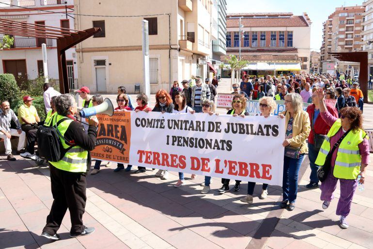 Capçalera de la manifestació demanant pensions dignes que ha sortit des de davant del mercat municipal d&#039;Amposta.