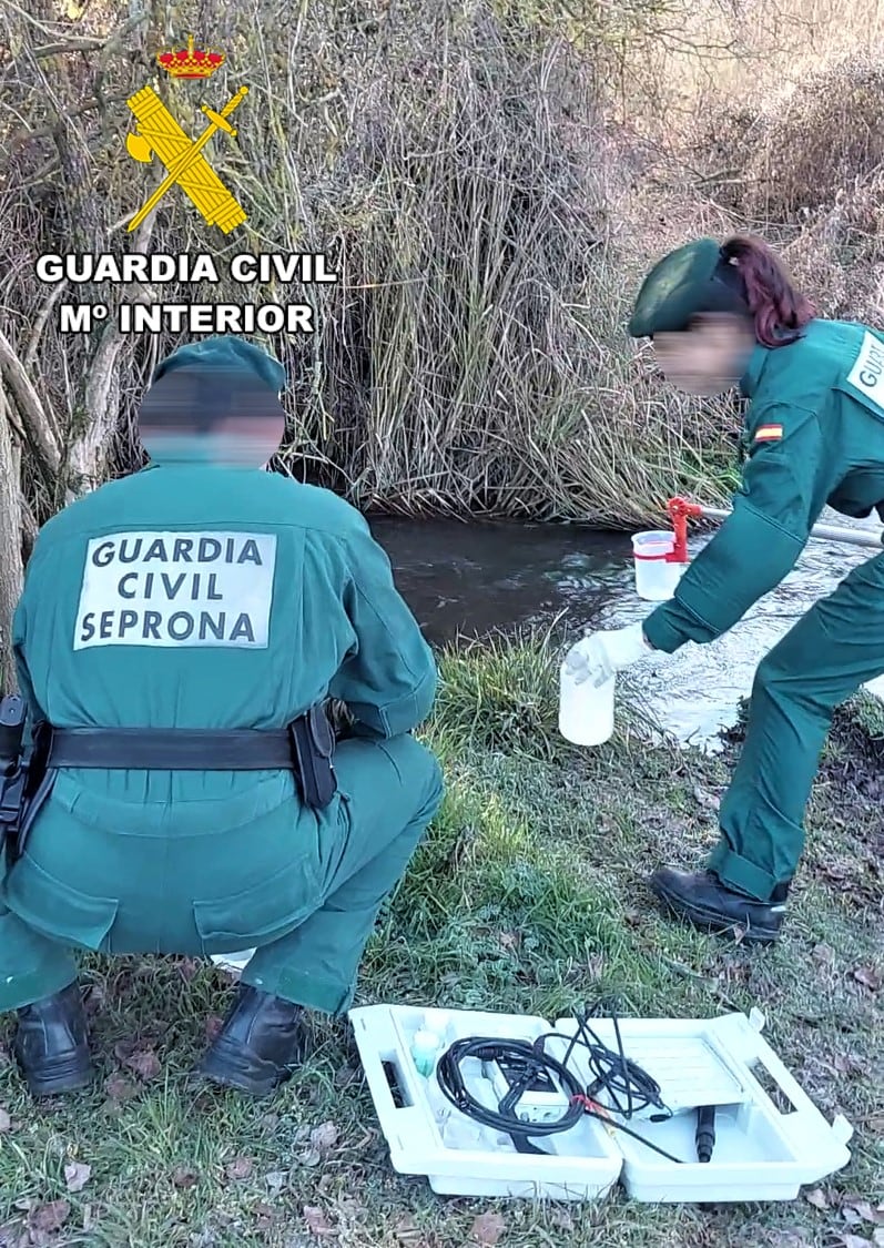 Las numerosas quejas vecinales, en relación con un supuesto vertido irregular a un arroyo, llevó al SEPRONA a inspeccionar la empresa