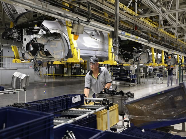 Un trabajador, en la planta de automóviles de Stellantis en Figueruelas (Zaragoza).