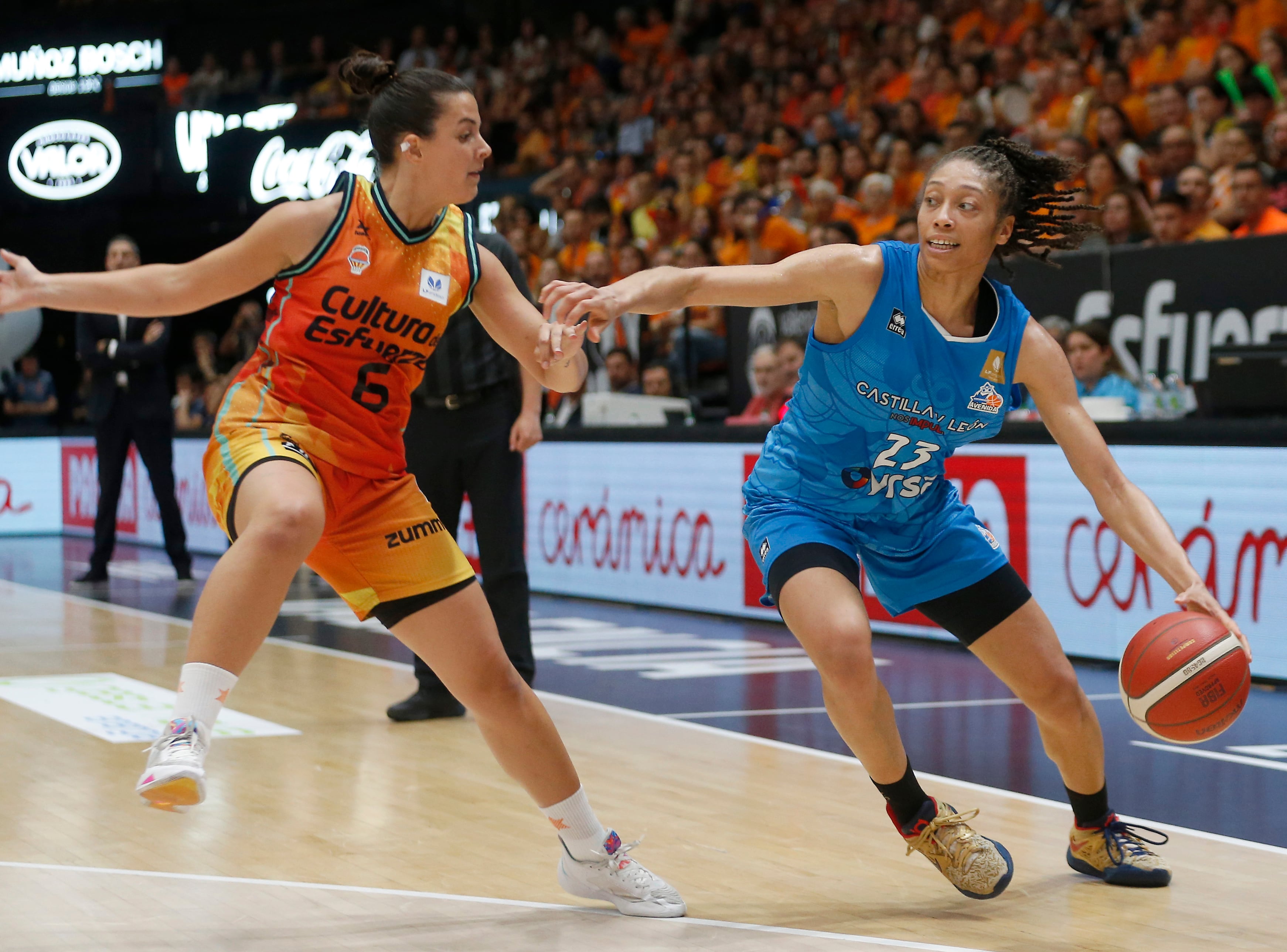 VALENCIA, 04/05/2023.- La alero de Perfumerías Avenida Alexis Prince (d) juega un balón ante Elena Buenavida, del Valencia, durante el primer partido de la final de la Liga Femenina Endesa de baloncesto que disputan Valencia Basket y Perfumerías Avenida este jueves en el pabellón de la Fuente de San Luis. EFE/Miguel Ángel Polo
