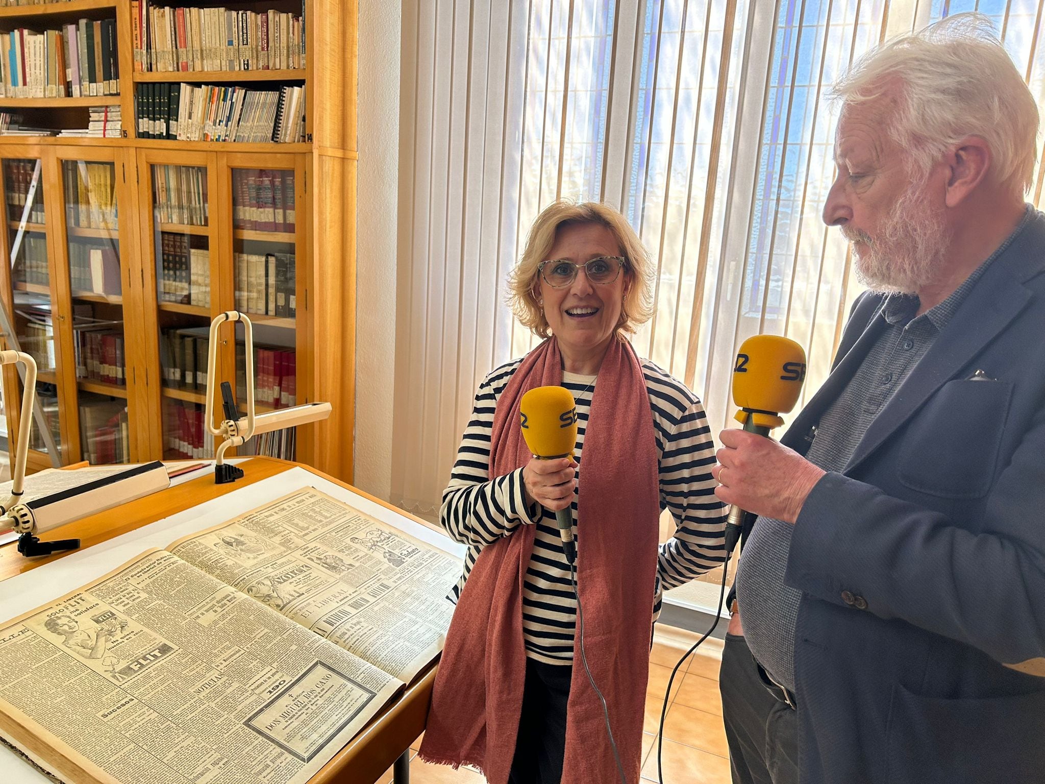 Manuel Muñoz Zielinski junto a María José Hernández, jefa de sección del Archivo Municipal de Murcia, en un momento de la emisión del programa Hoy por hoy Murcia