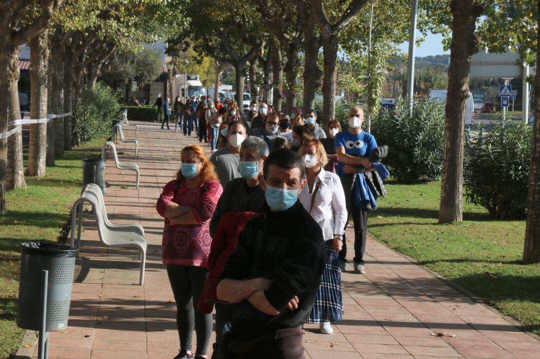 La cua que hi havia a l'entrada del Pavelló de Palafrugell aquest divendres