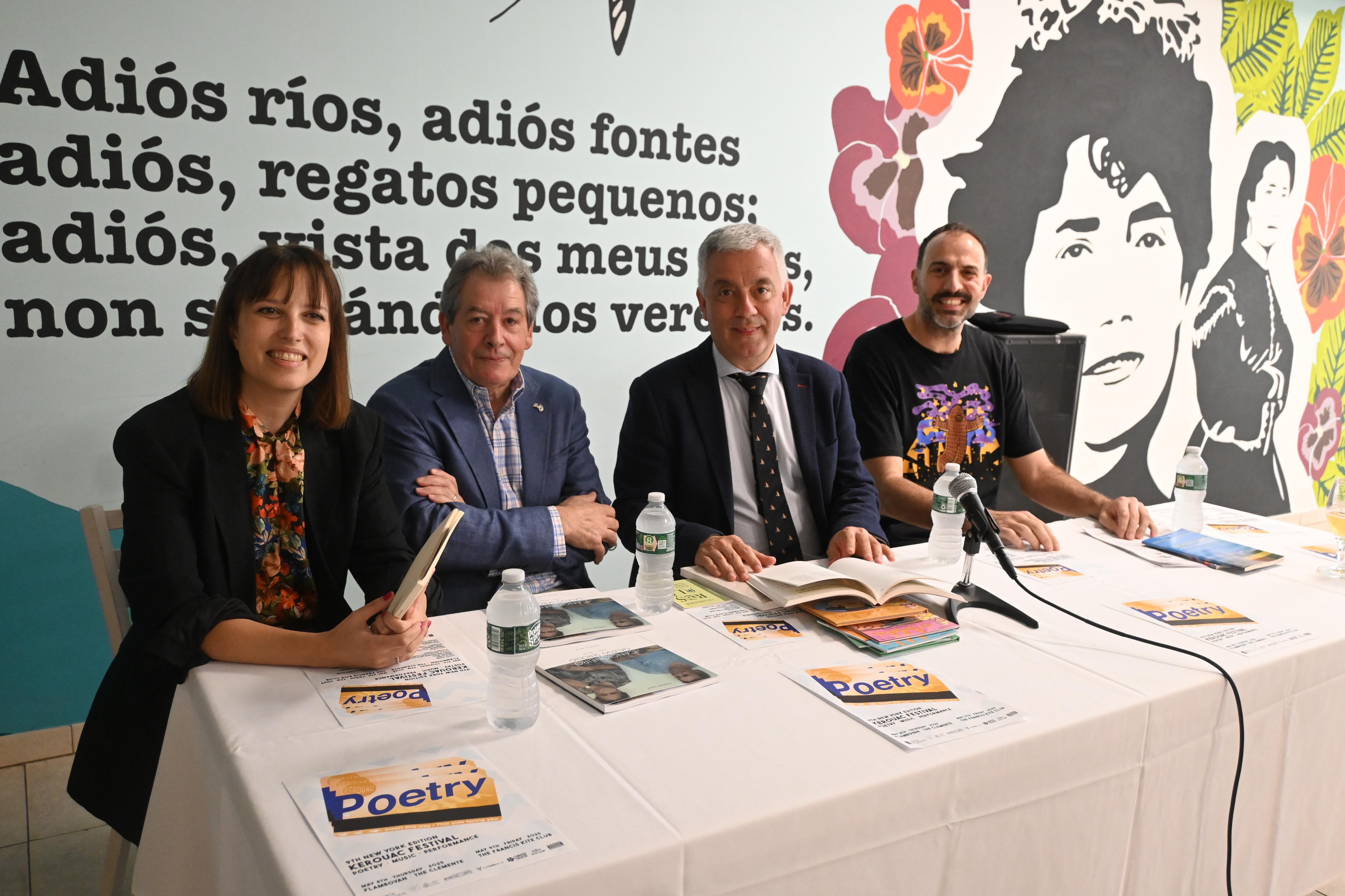 Vanesa Álvarez y Marcos de la Fuente, impulsores del Festival Kerouac, con Valentín García, secretario xeral da Lingua