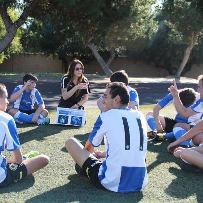 Paloma Uriarte en una charla con el equipo alicantino