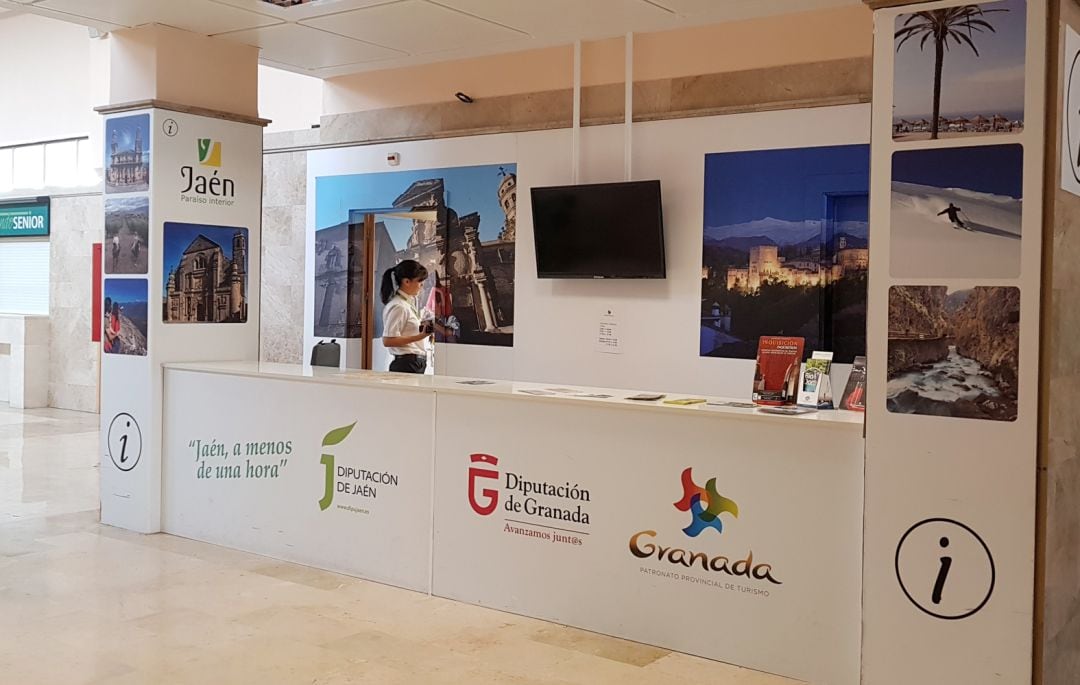 Expositor de los patronatos de Turismo de Granada y Jaén en el Aeropuerto Federico García Lorca