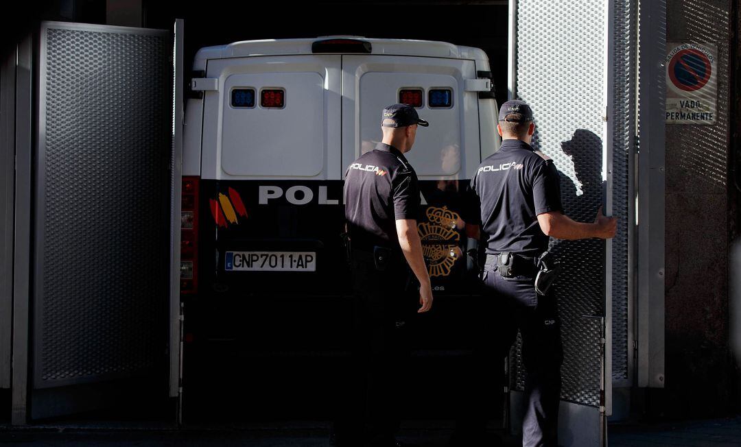 Dos agentes de la Policía Nacional.