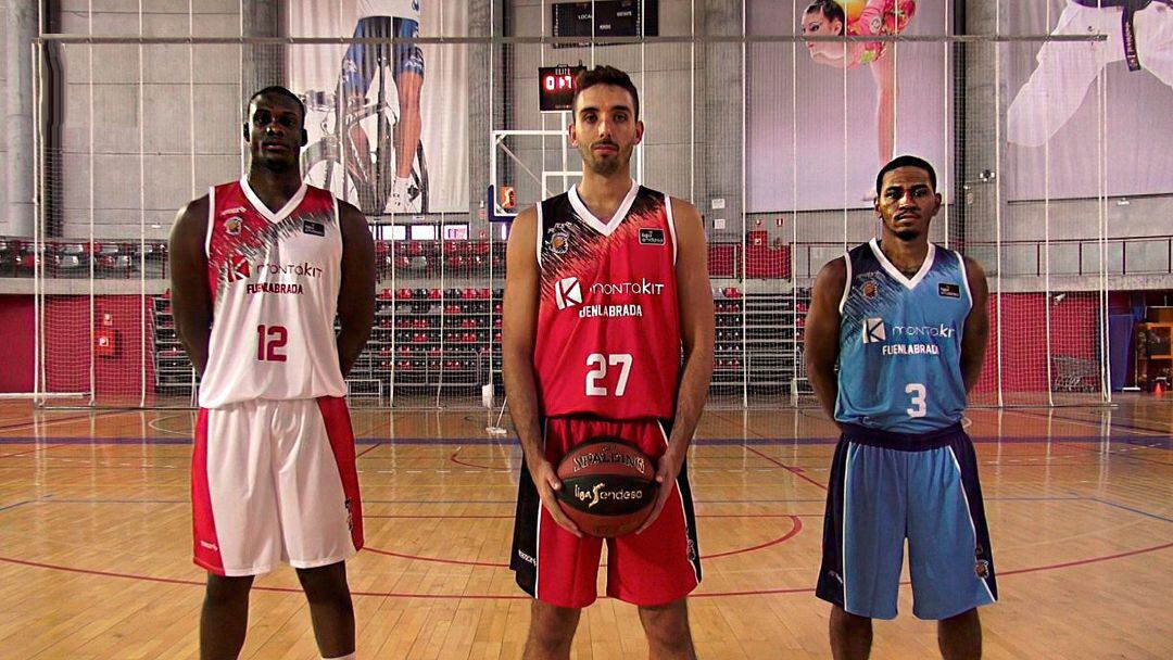 Osas Ehigiator (de blanco), Marc García (de rojo) y Karvel Anderson (de azul) posan en el Príncipe de Asturias de Pinto con las nuevas equipaciones.