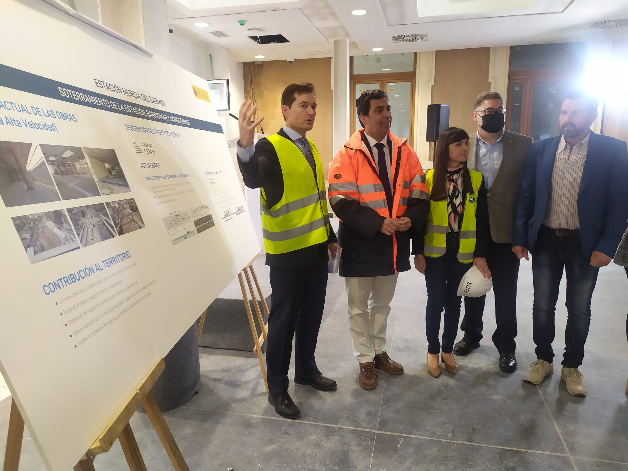 Juan Pablo Villanueva, director general de ADIF-AV, explica el estado de las obras para la llegada de la Alta Velocidad a Murcia en la sala de embarque a las vías del AVE en la estación de Murcia del Carmen