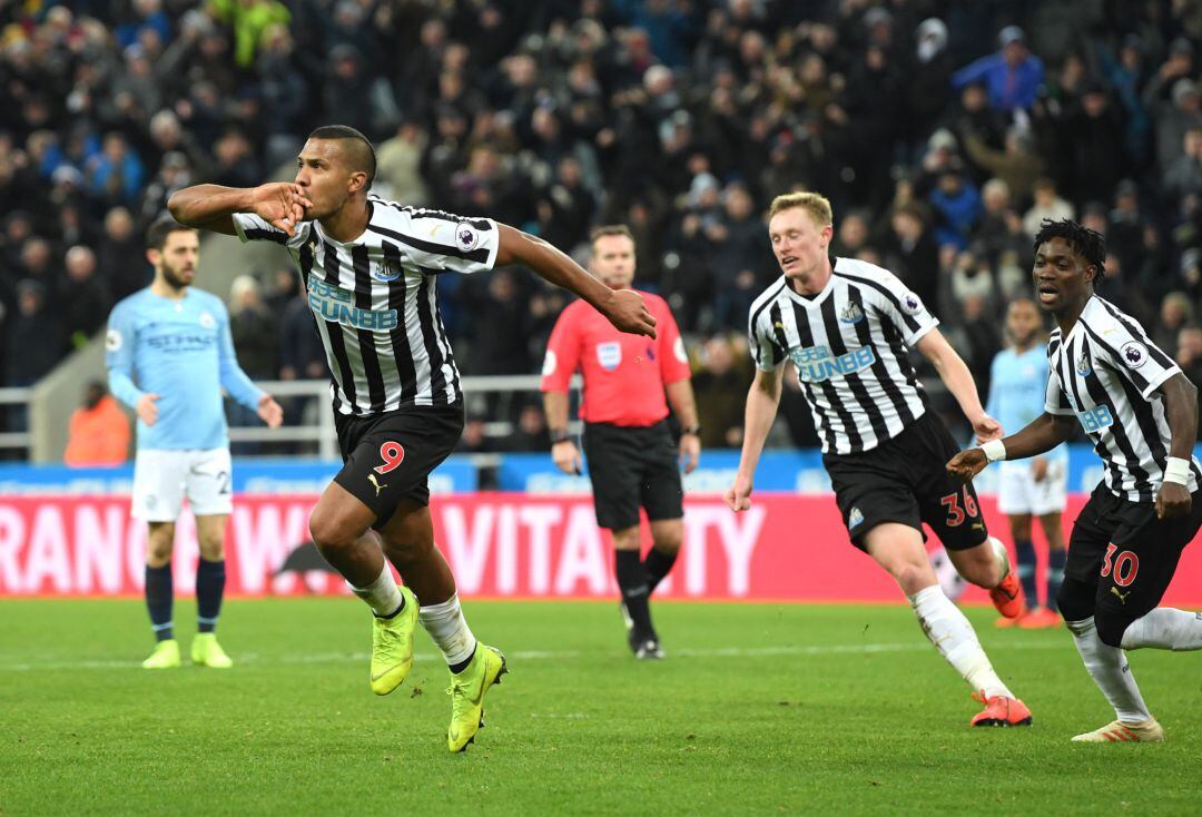 Salomon Rondon celebra un gol del Newcastle ante el City.