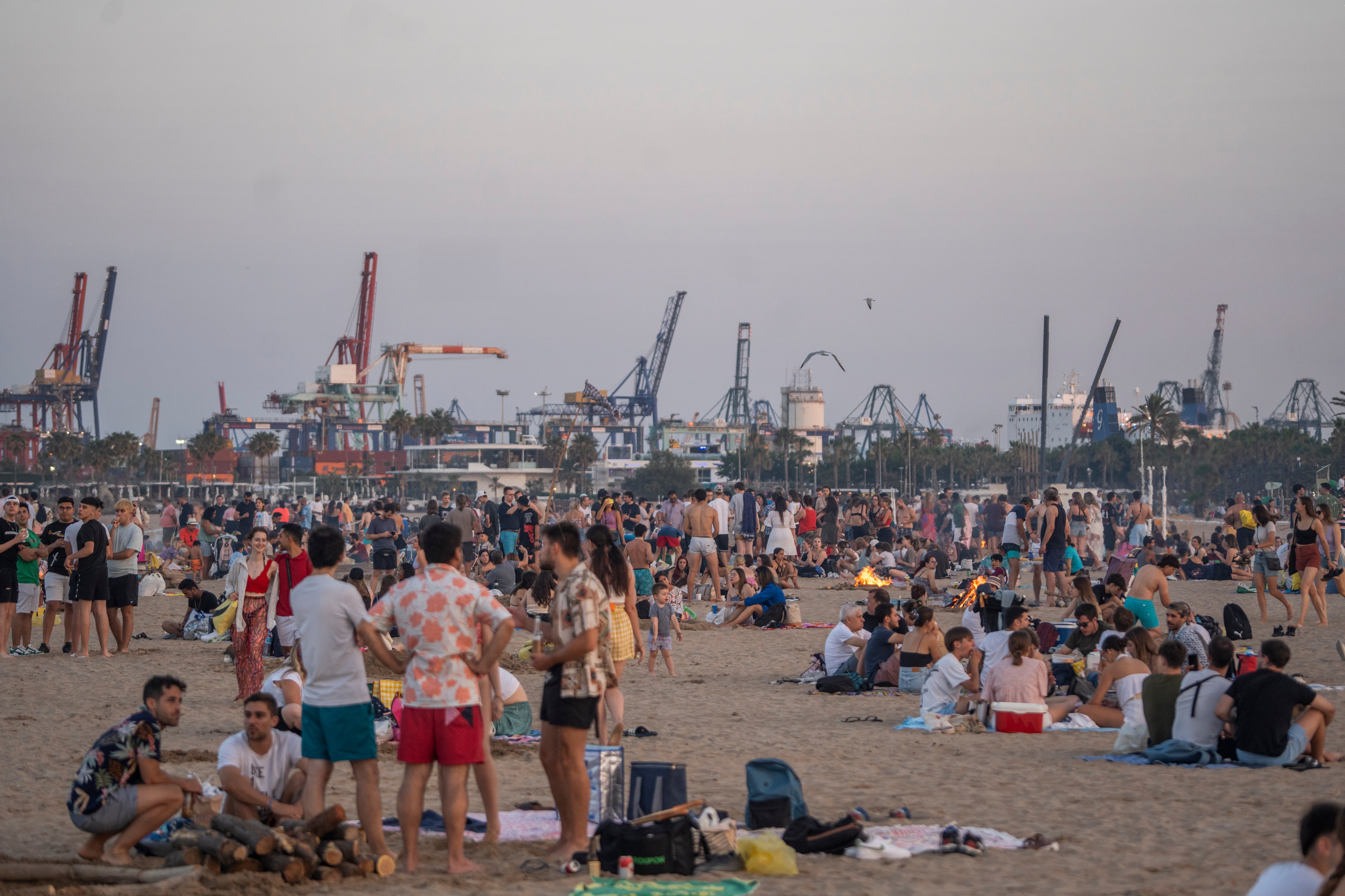 Playa de la Malva-rosa de València durante la noche de San Juan de 2023.