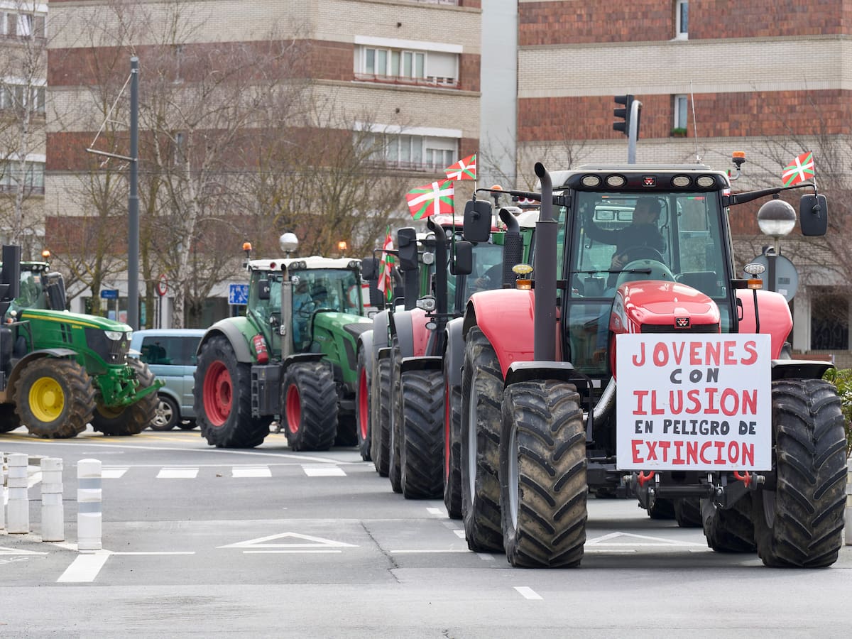 Unos 170 tractores colapsan Vitoria: "Queremos vivir, no sobrevivir"