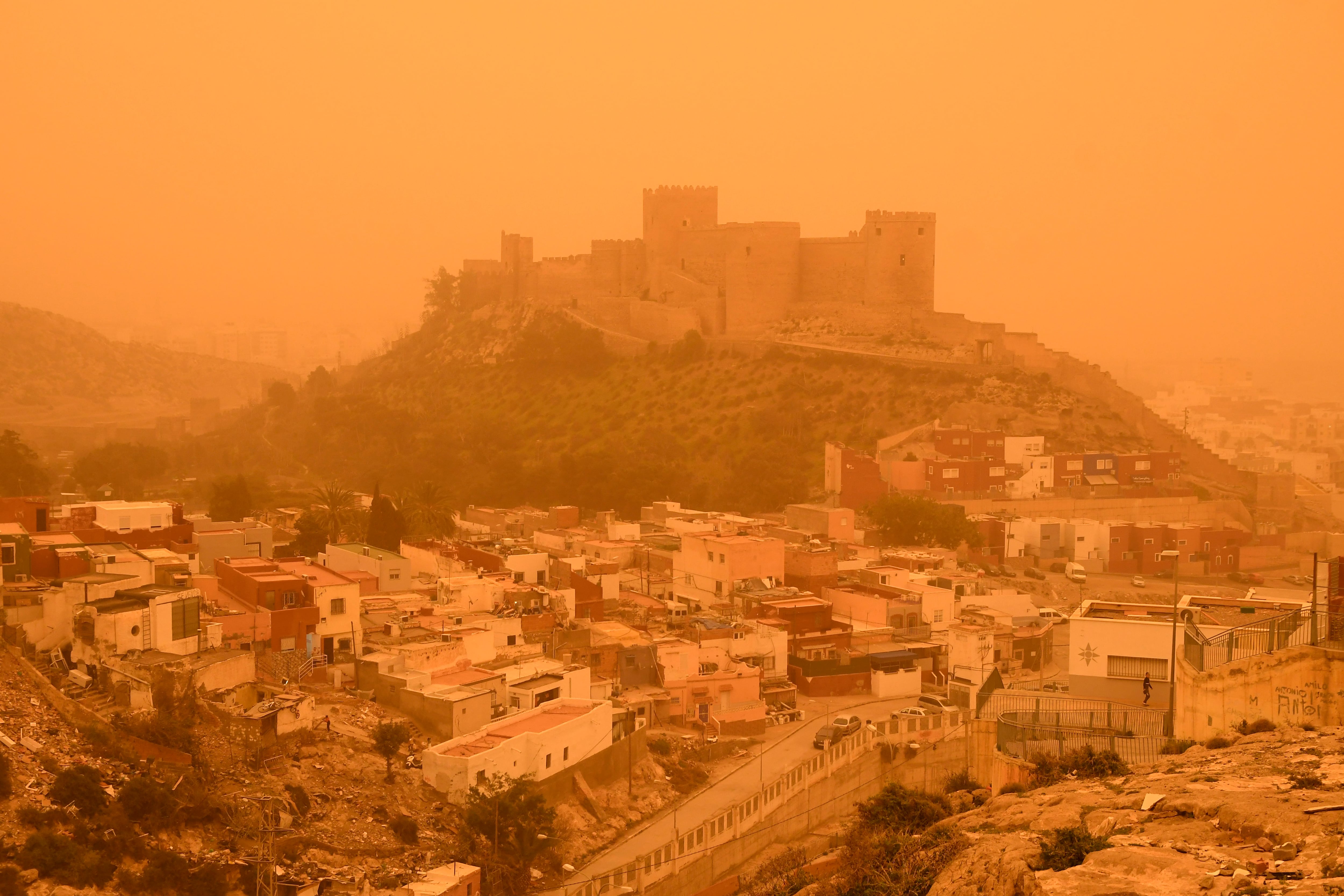 Imagen de la Alcazaba de Almería con el cielo cubierto con la intensa calima debido al polvo procedente del desierto del Sáhara.