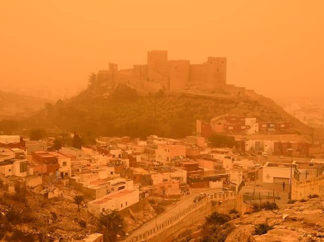 Imagen de la Alcazaba de Almería con el cielo cubierto con la intensa calima debido al polvo procedente del desierto del Sáhara.
