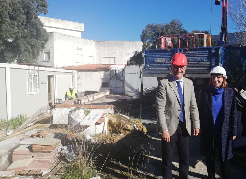 Mari Paz Fernández junto al delegado territorial de Salud en el inmueble del antiguo hospital comarcal