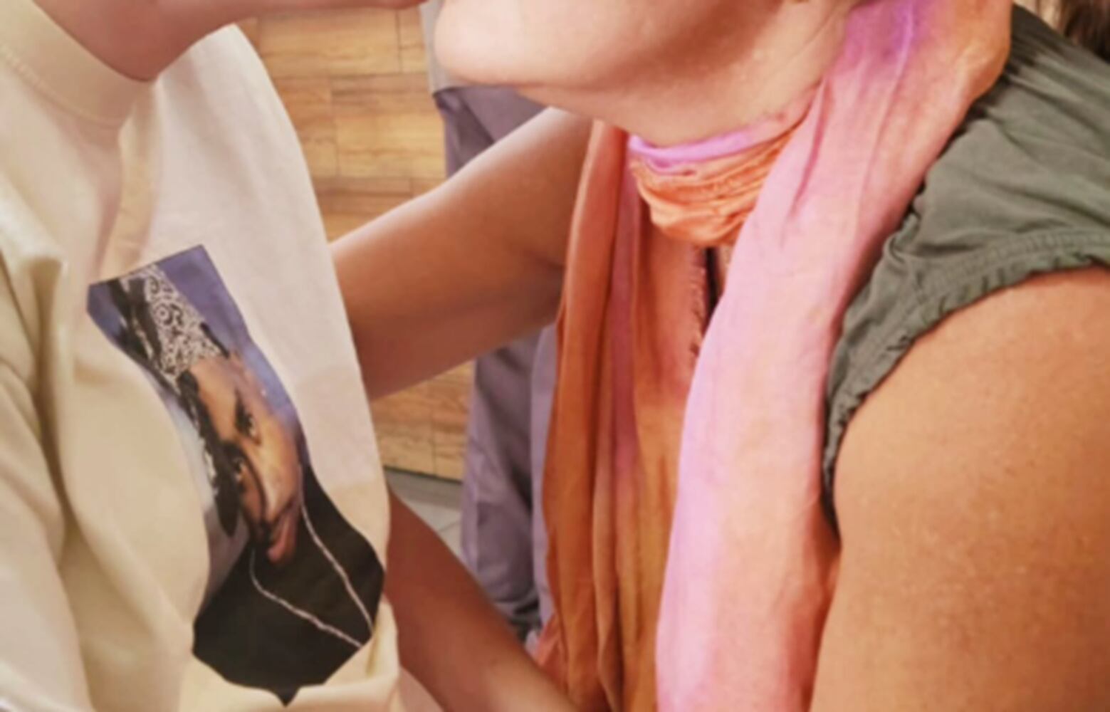 Fragmento de la última fotografía compartida en redes sociales de su madre, abrazando a su hija