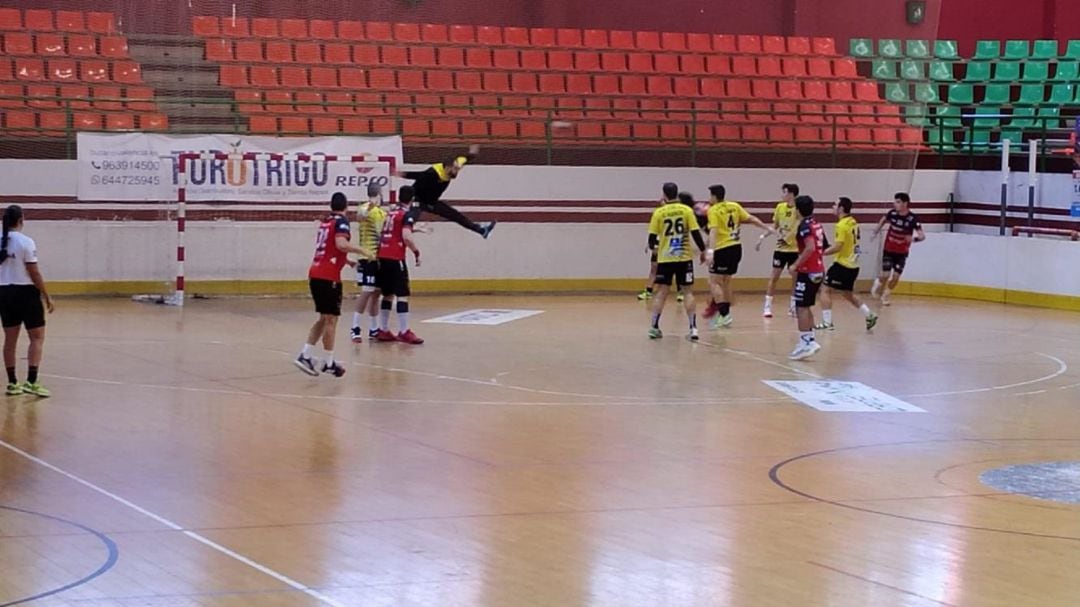 Fran Tirado se hizo grande ante un ataque local