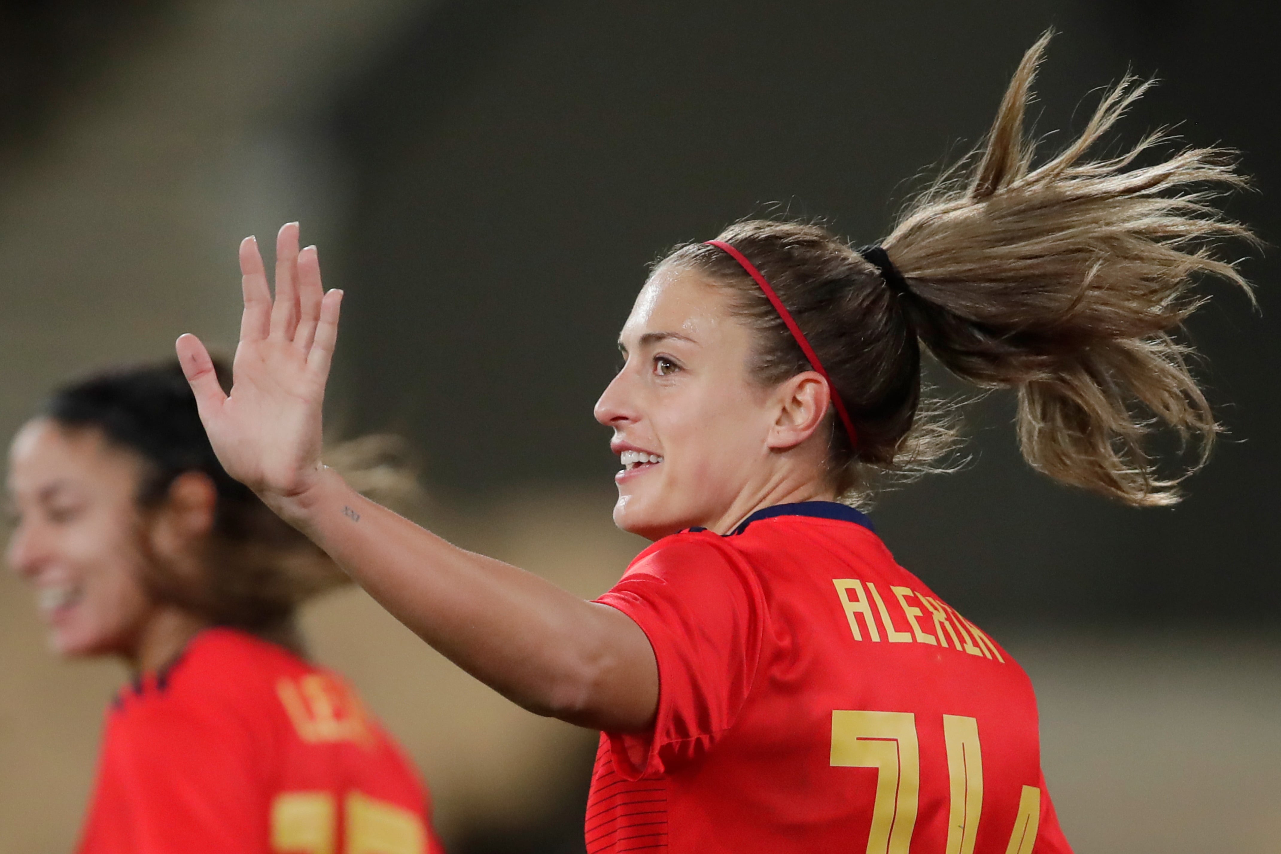 Alexia Putellas haciendo un saludo durante un partido de la Selección española femenina