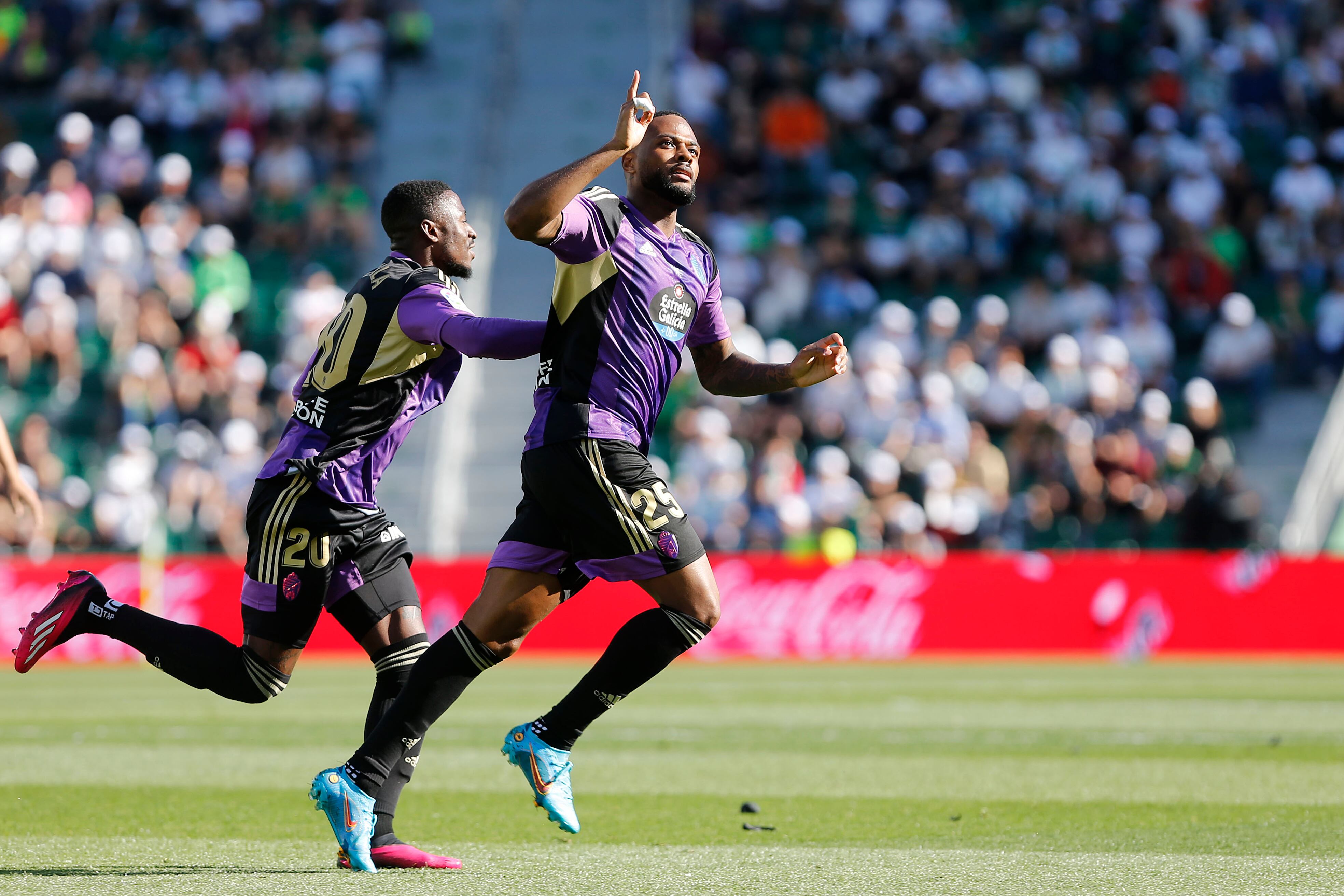 ELCHE, 11/03/2023.- El delantero canadiense del Valladolid Cyle Larin celebra su gol ante el Elche durante el calentamiento previ al partido de Liga que el Elche y el Valladolid disputan este sábado en el estadio Martínez Valero de Elche. EFE / Manuel Lorenzo
