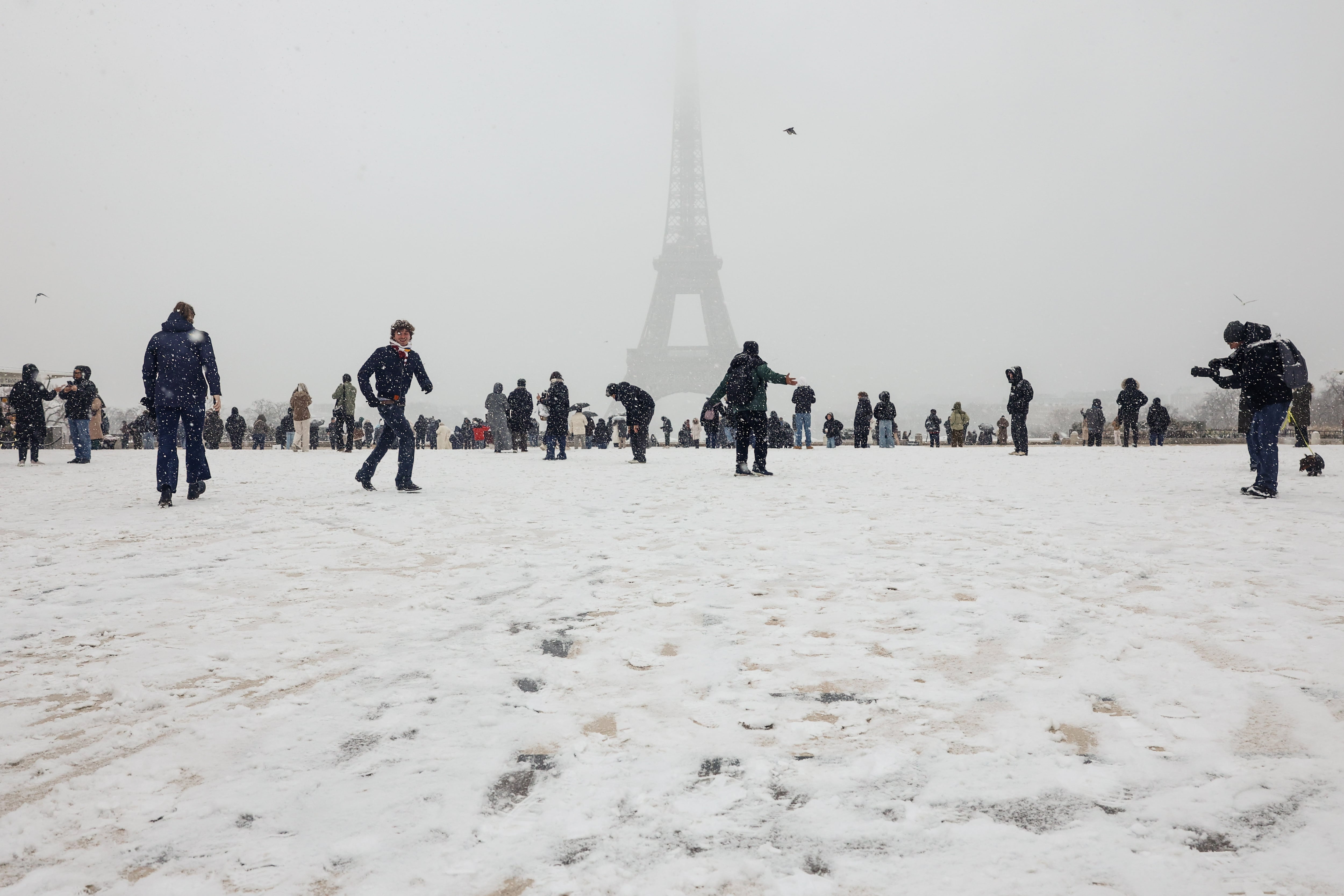 Imagen de la nieve en los alrededores de la Torre Eiffel