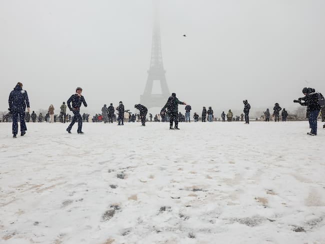 Imagen de la nieve en los alrededores de la Torre Eiffel