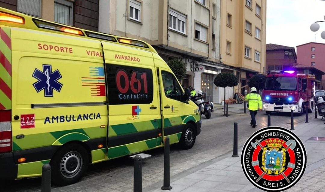 Policía Local, Bomberos y 061, durante la intervención en la calle Tetuán.