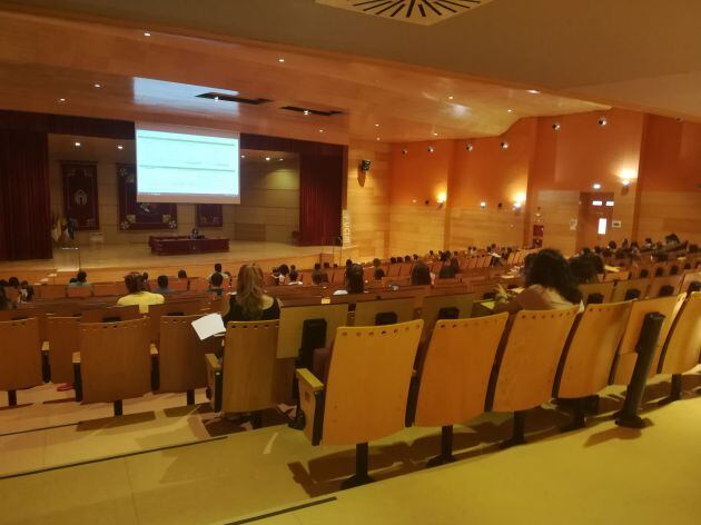 Interior del Paraninfo Luis Arroyo en la Facultad de Derecho -con capacidad para 1500 personas- habilitado como aula para 145 estudiantes.