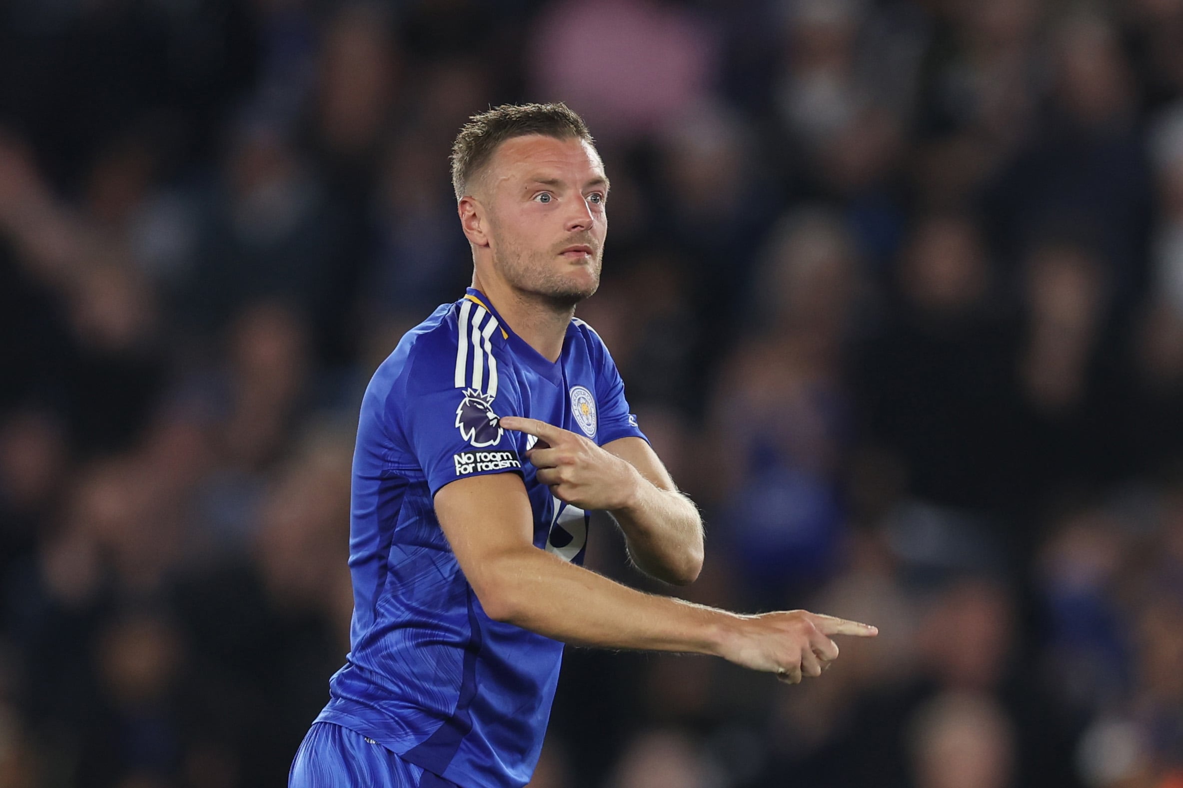 Jamie Vardy se señala el logo de la Premier League