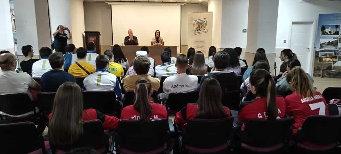 Momento de la inauguración por la alcaldesa de Larva, M ª Ángeles Leiva