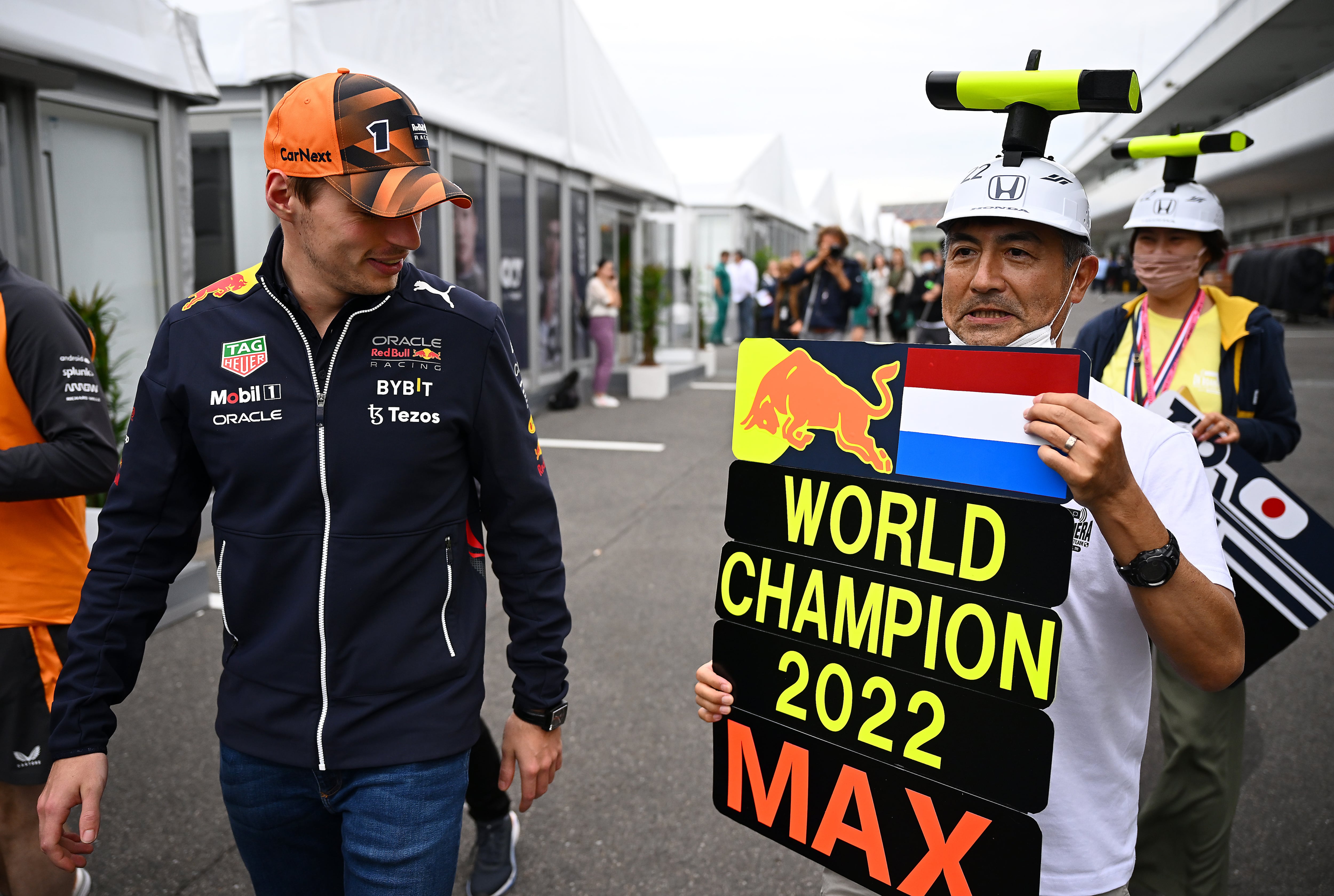 Max Verstappen, con un aficionado en el GP de Japón