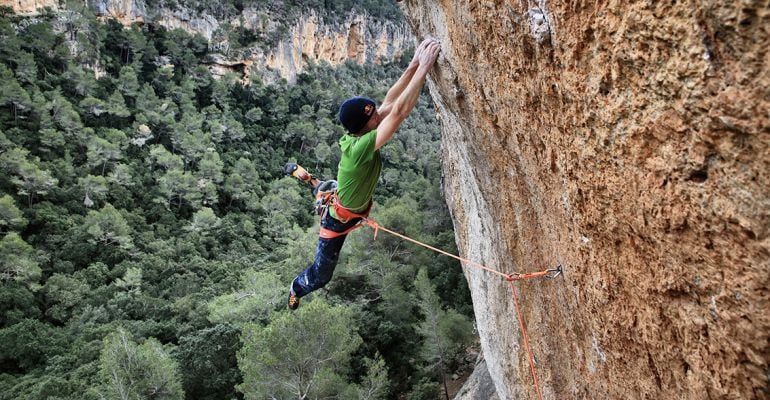 Iker Pou en pleno esfuerzo del ascenso a la vía &quot;Big Men