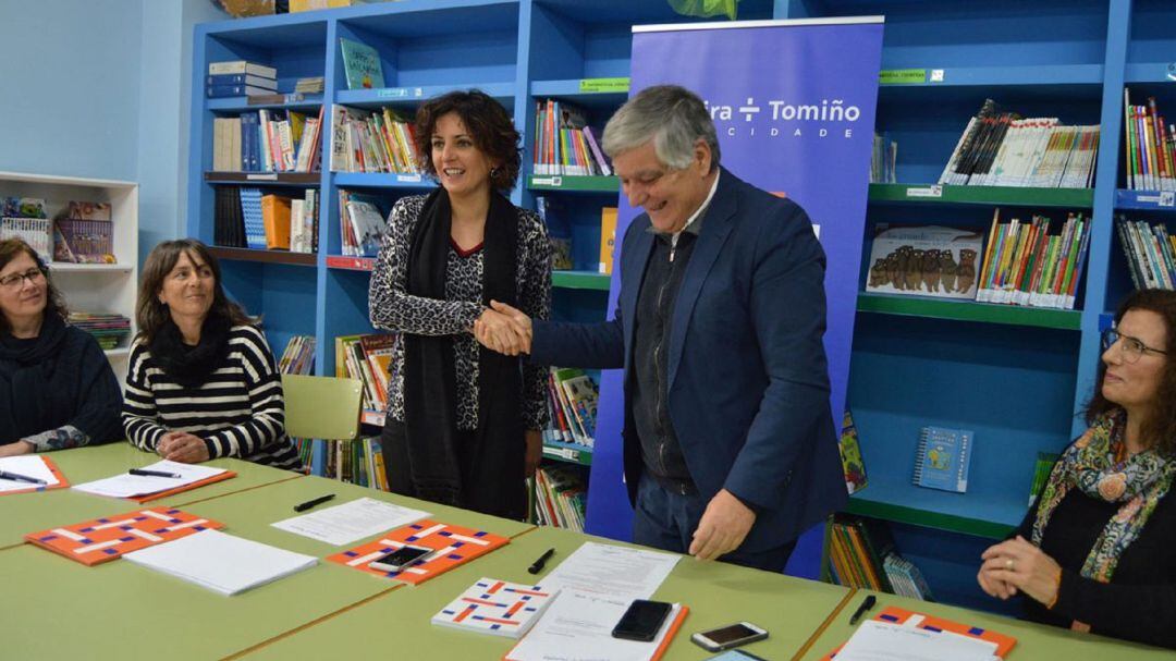 Sandra González, alcaldesa de Tomiño, saluda a Fernando Nogueira, presidente de la Cámara Municipal de Vila Nova de Cerveira. 