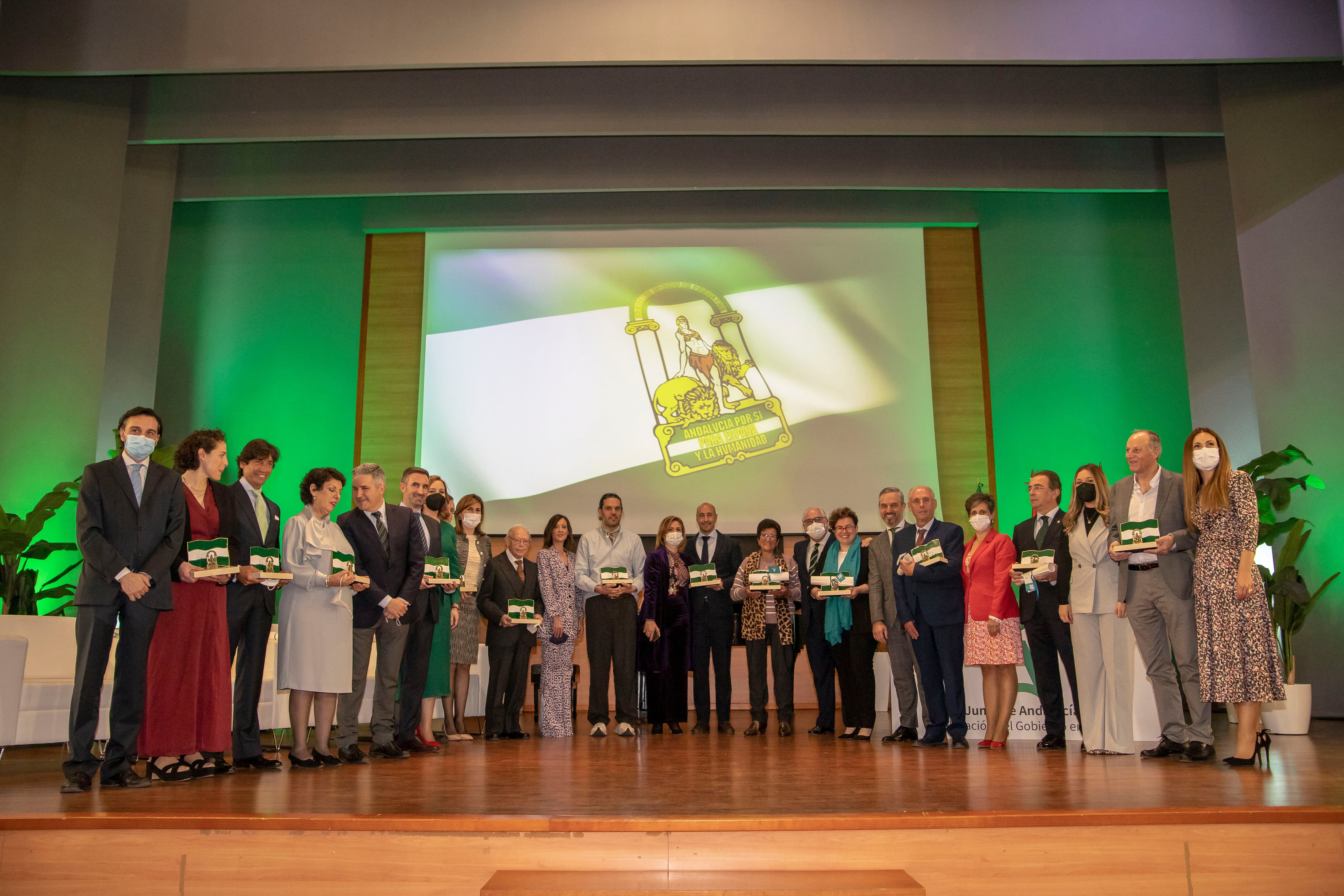 Foto de familia de los premiados en las Banderas de Andalucía en Jaén