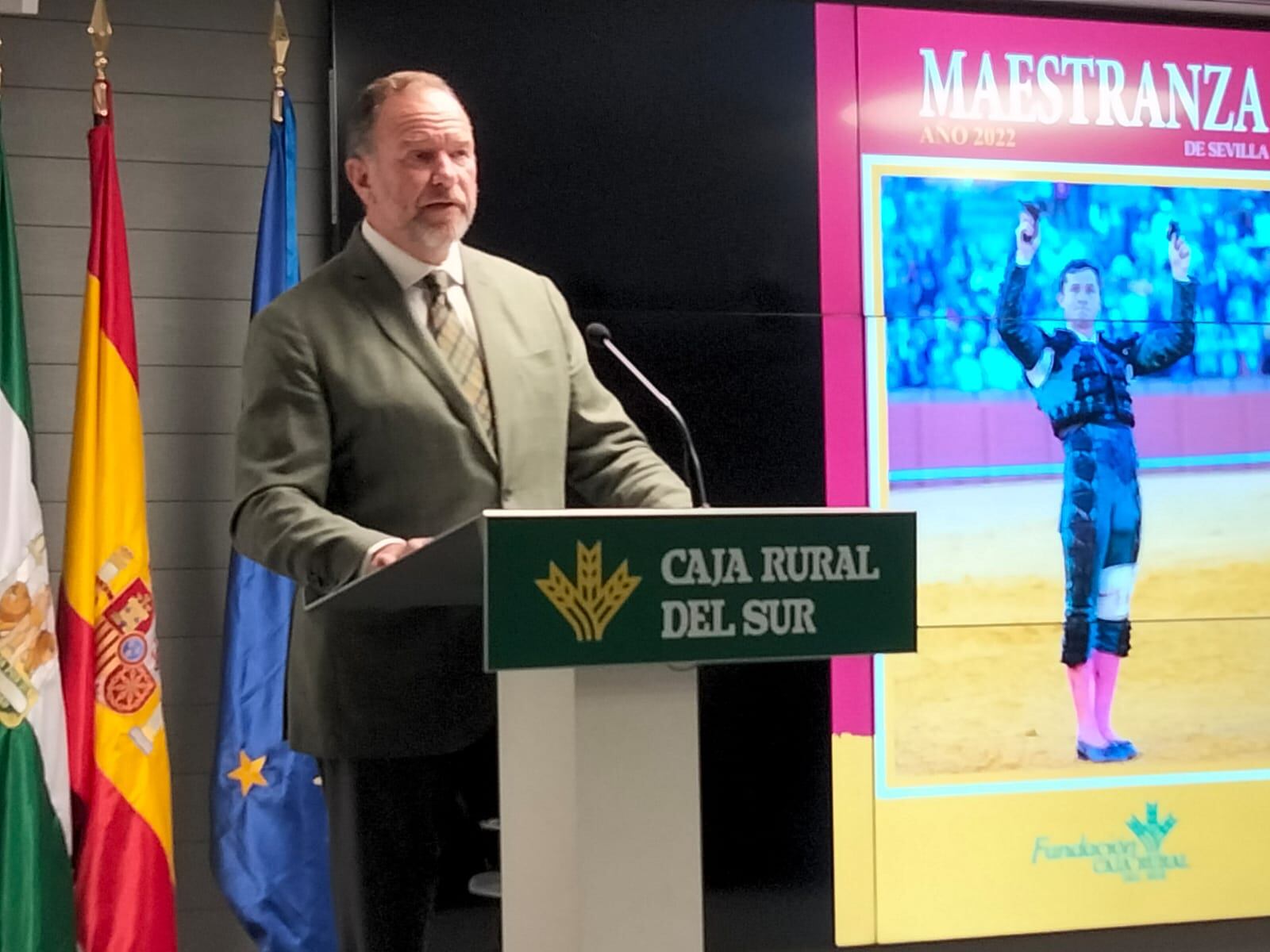 José Luis García Palacios, presidente de la Fundación Caja Rural del Sur, se dirige a los presentes con la portada del Maestranza de Sevilla 2022 de fondo