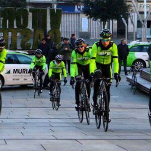 El equipo ciclista Murias Taldea rueda durante un entrenamiento