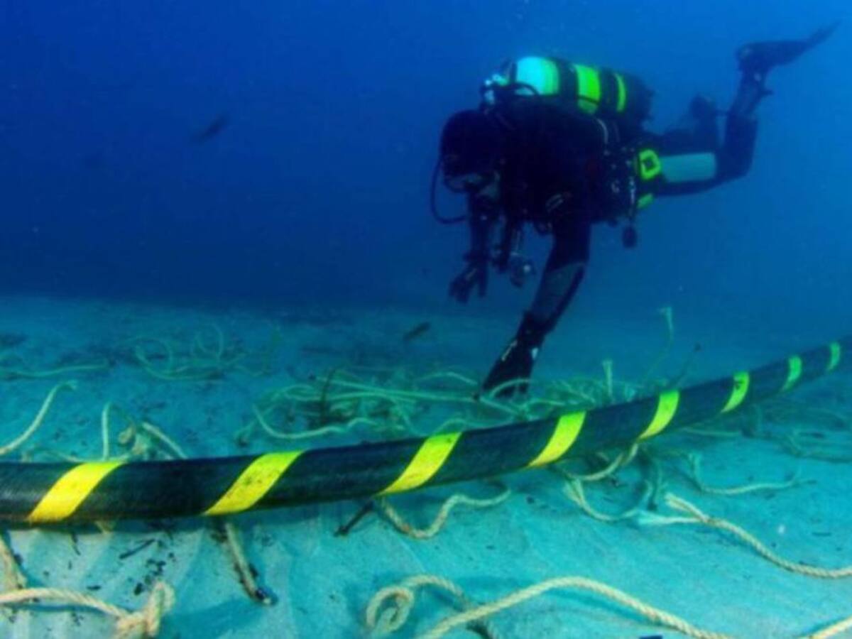El cable submarí ja porta electricitat de Mallorca a Menorca