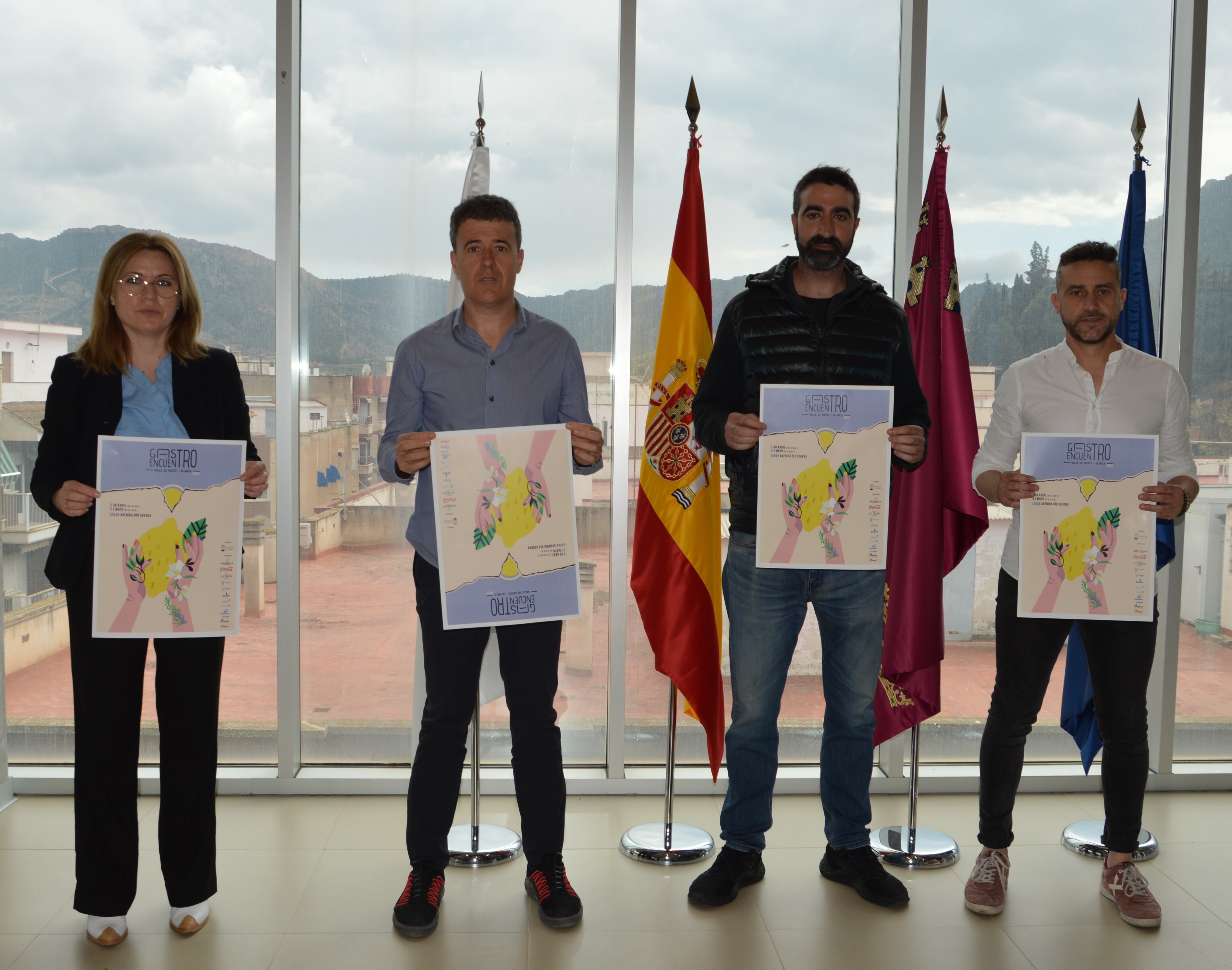 La concejala de Turismo, Ana Belén López, junto al alcalde de Blanca, Pedro Luís Molina, el cocinero Rodi Fernández y el sumiller Alejandro Ramos